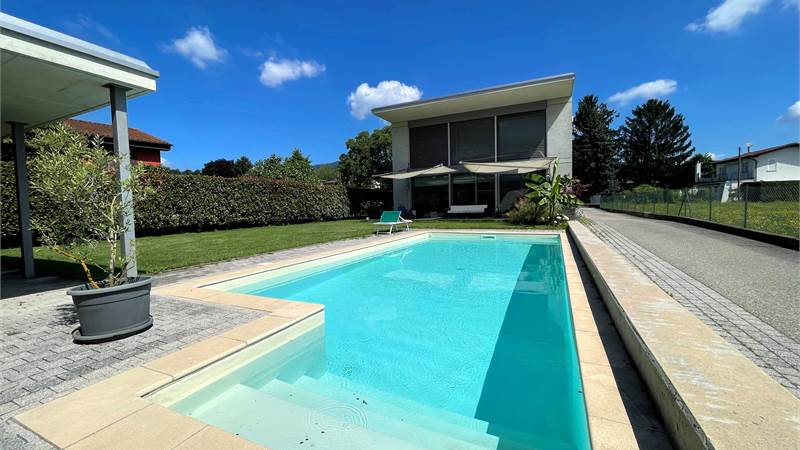Stabio: moderna villa 7 locali con piscina 