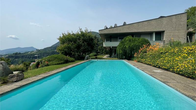 Morbio Superiore: villa bifamiliare con piscina