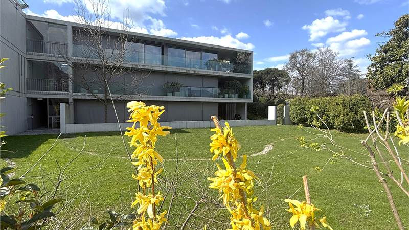 Gentilino: luminoso ed esclusivo attico 4.5 locali, 180 mq. con splendida vista lago